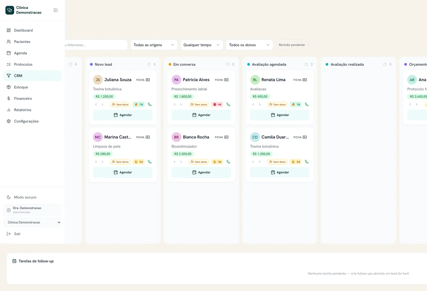 Funil de leads do FAAL360: colunas Novo lead, Em conversa e Avaliação agendada, com origem e valor de cada interessada.