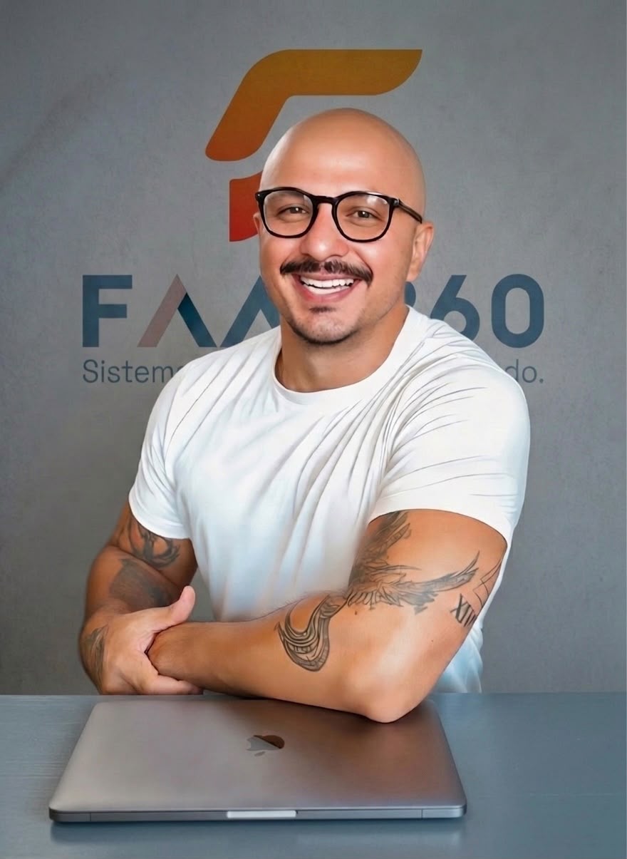 Retrato de Rodrigo Faal, fundador do FAAL360, que faz pessoalmente a implantação nas clínicas